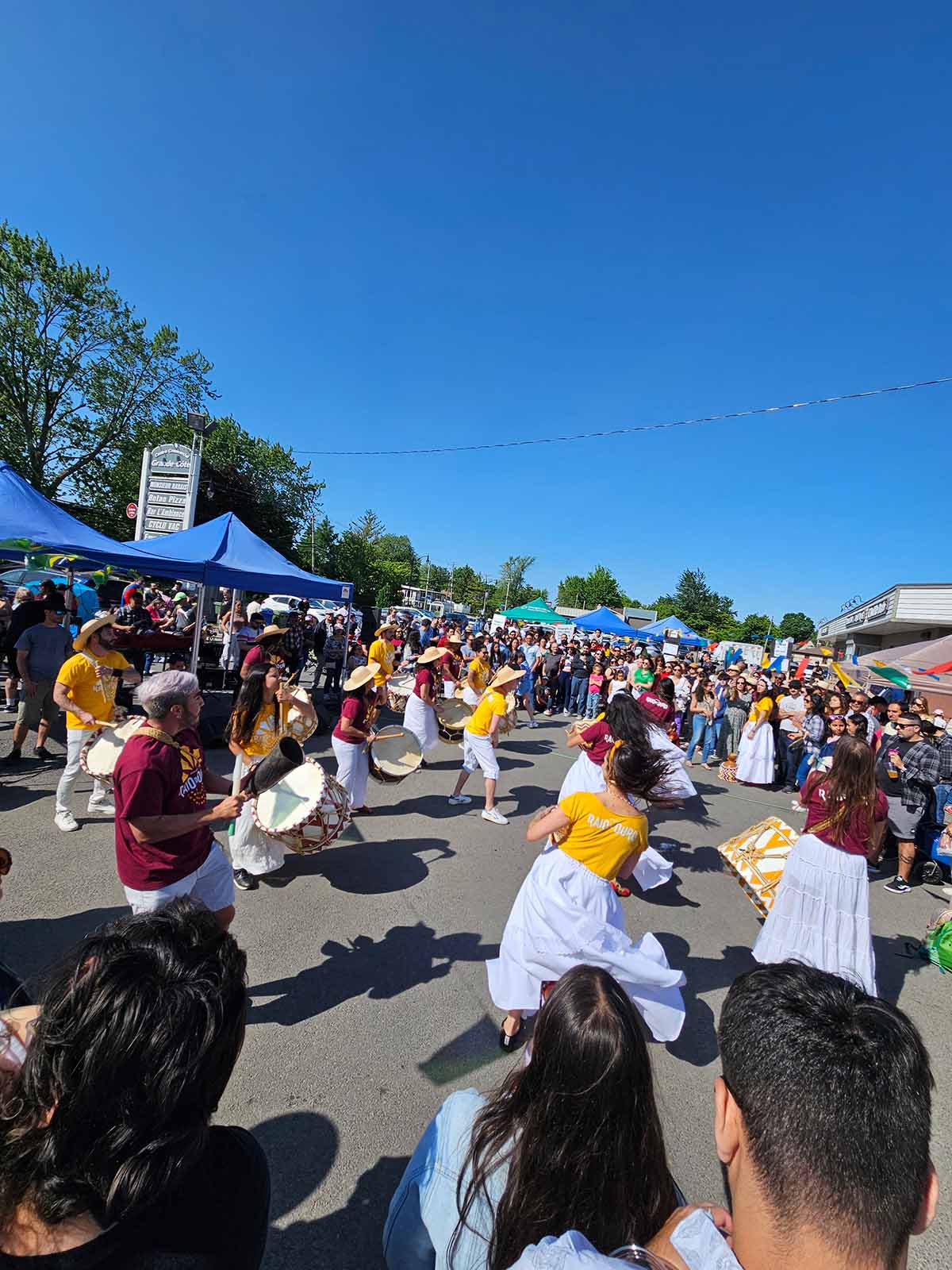 Apresentação de Maracatu pelo grupo Raio de Ouro em Saint-Eustache, Quebec, em 03 de junho de 2023 - Fonte: Arquivo pessoal